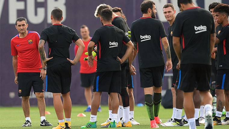 Ernesto Valverde en un entrenamiento del FC Barcelona