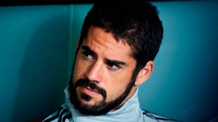Isco Alarcón in the bench of the Real Madrid