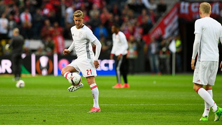 Frenkie Of Jong in the warming of a party of the Ajax