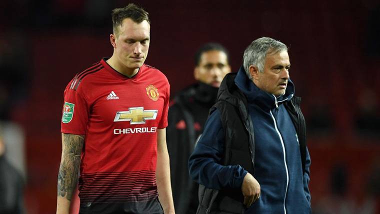 Phil Jones and José Mourinho, course to the changing rooms