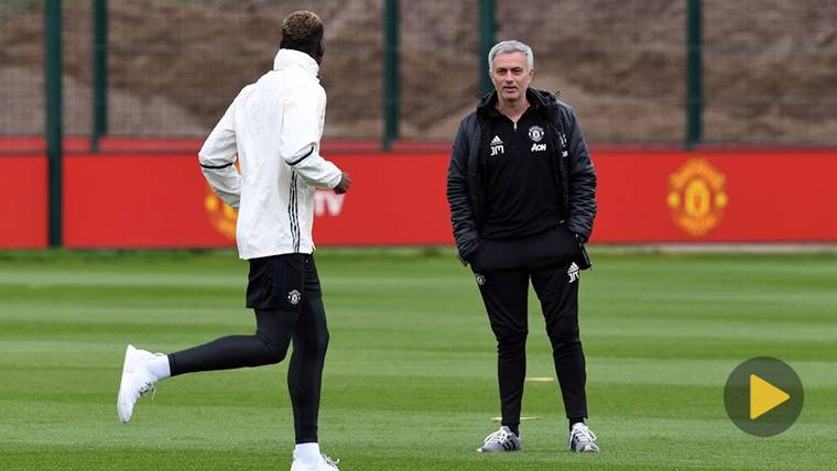 Paul Pogba y José Mourinho, durante un entreno del Manchester United