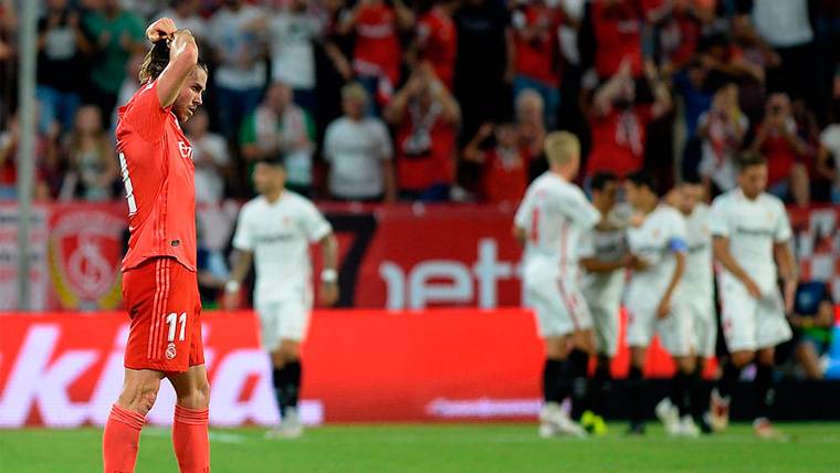 Gareth Bale se lamenta mientras el Sevilla celebra un gol en el Sánchez Pizjuán