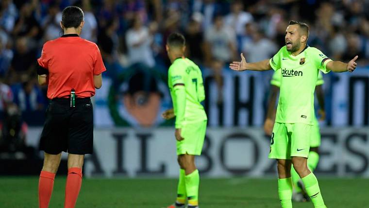 Jordi Alba protests to the referee in a party of LaLiga