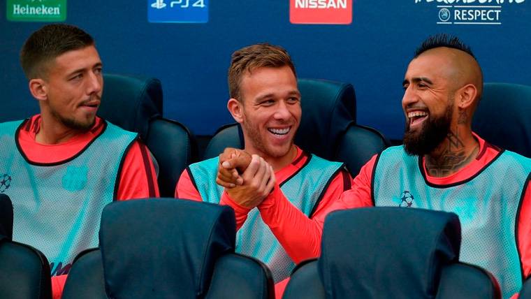 Clément Lenglet, Arthur y Arturo Vidal en el banquillo del FC Barcelona