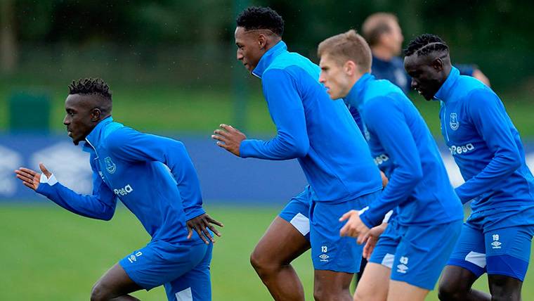 Yerry Mina, entrenando con sus compañeros en el Everton