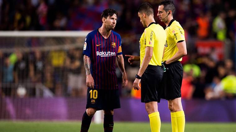 Leo Messi, conversando con Gil Manzano y uno de sus asistentes