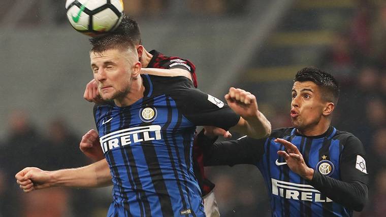 Milan Skriniar, cabeceando un balón para despejarlo del área del Inter