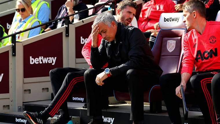 José Mourinho, hundido tras la nueva derrota del Manchester United