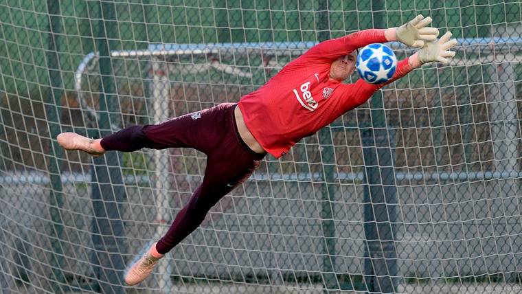 Marc-André Ter Stegen, cutting across a balloon during a training