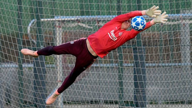 Marc-André Ter Stegen, cutting across a balloon during a training