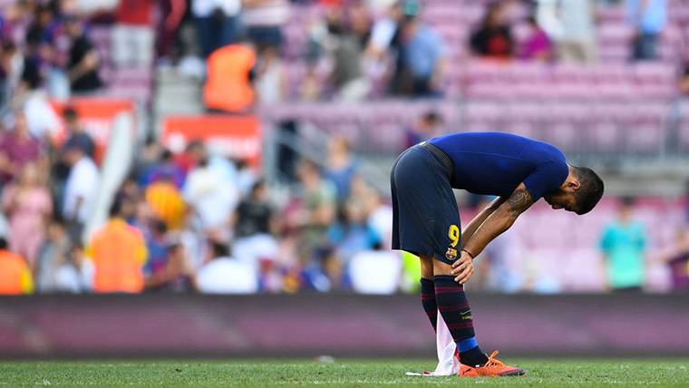 Luis Suárez, cabizbajo tras el empate del FC Barcelona contra el Athletic