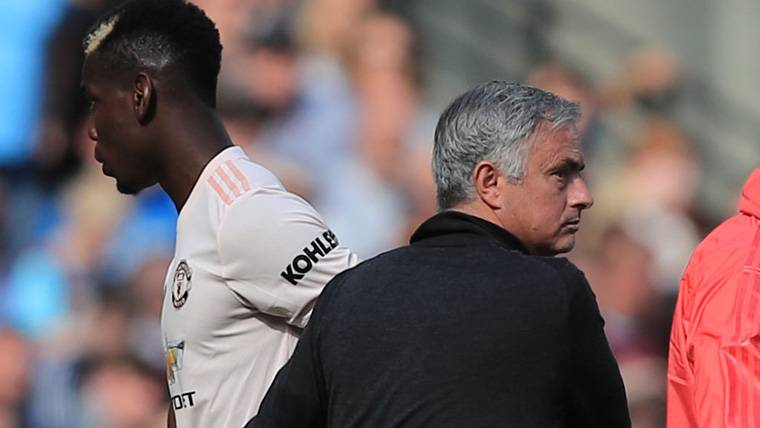Paul Pogba and José Mourinho, face to face in a party with the Manchester United