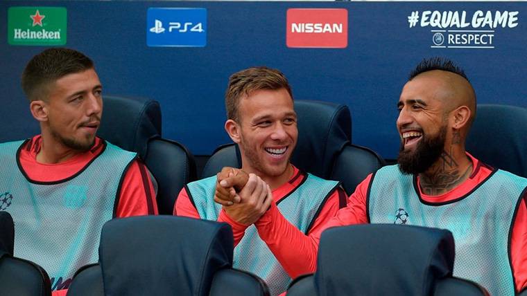 Arthur Melo, beside Arturo Vidal and Clément Lenglet in the bench