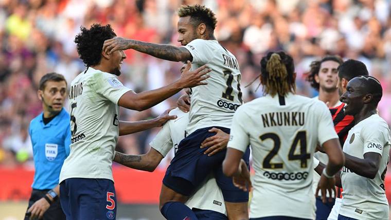 Neymar Jr, celebrating a goal with his mates of the PSG