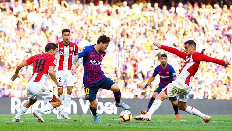 Leo Messi, intentando desbordar contra el Athletic de Bilbao