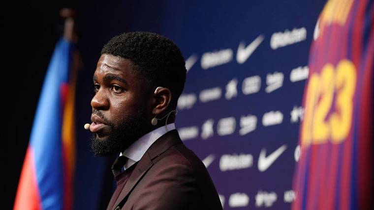 Samuel Umtiti, durante la firma del contrato de renovación con el Barça
