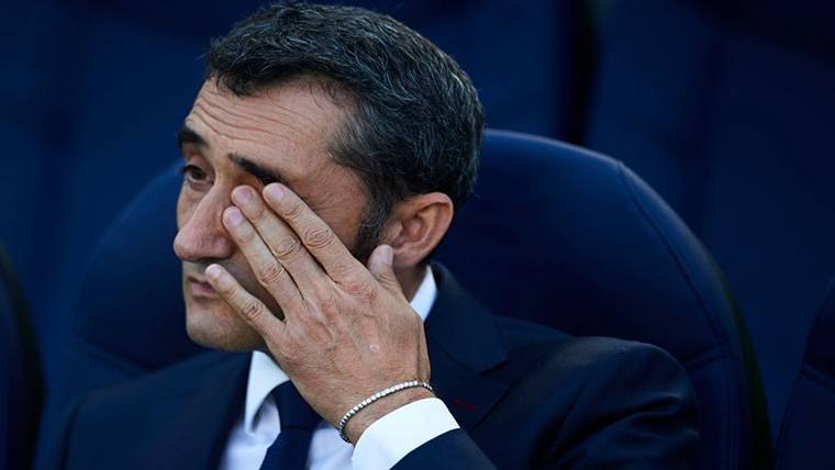 Ernesto Valverde, sufriendo en el banquillo del FC Barcelona