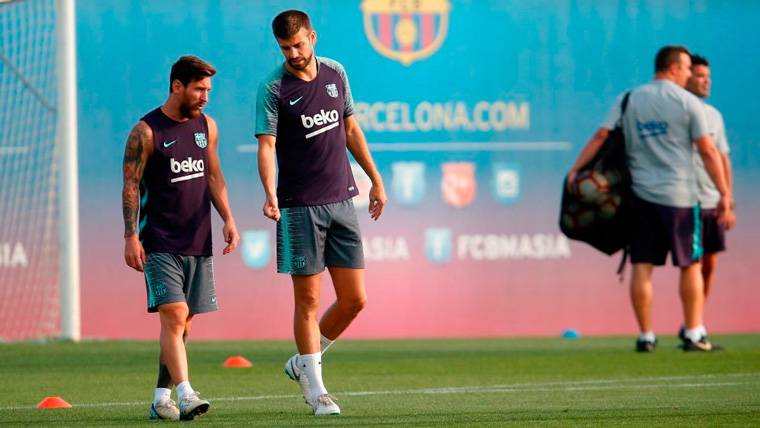 Leo Messi y Gerard Piqué en un entrenamiento del FC Barcelona
