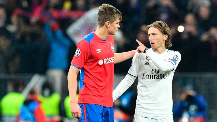 Luka Modric discute con un rival durante un partido de Champions