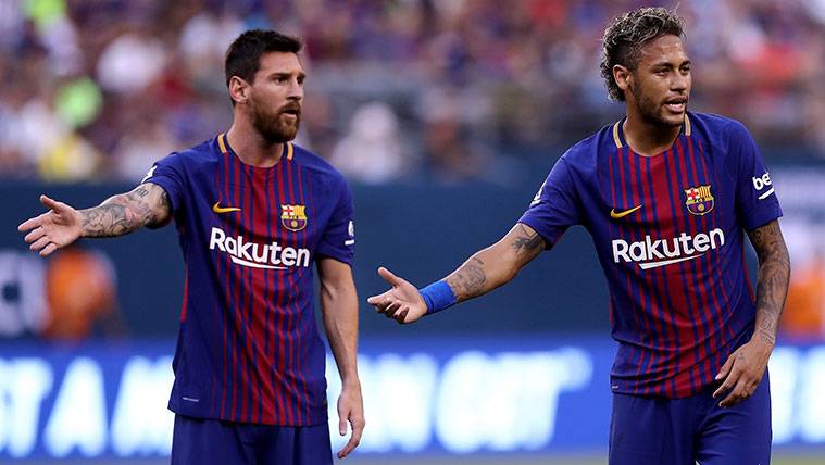 Leo Messi y Neymar protestan durante un partido del FC Barcelona