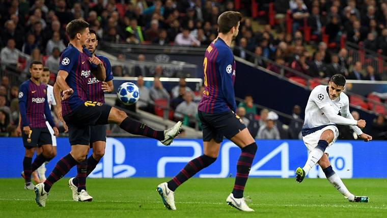 Lamela, disparando contra la portería del FC Barcelona