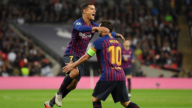 Philippe Coutinho, celebrando con Leo Messi su gol al Tottenham