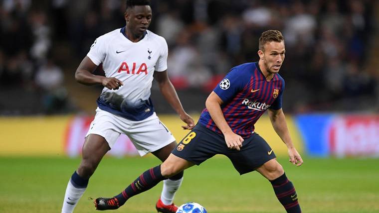 Arthur, durante el compromiso contra el Tottenham en Wembley