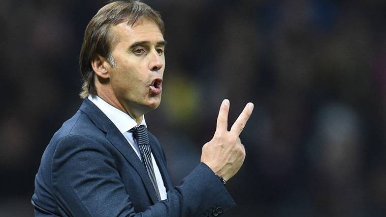 Julen Lopetegui, giving indications from the bench of the Real Madrid