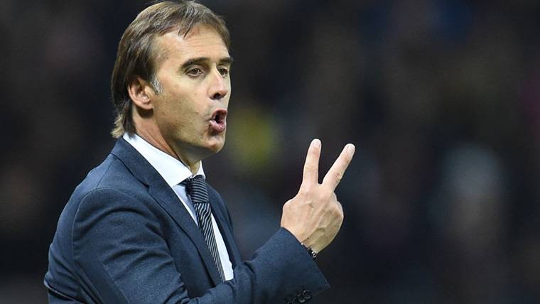 Julen Lopetegui, dando indicaciones desde el banquillo del Real Madrid