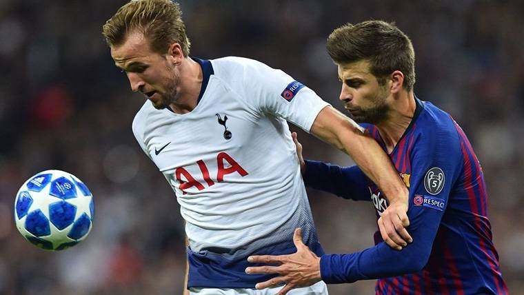 Harry Kane, luchando por un balón con Gerard Piqué en el Tottenham-Barça