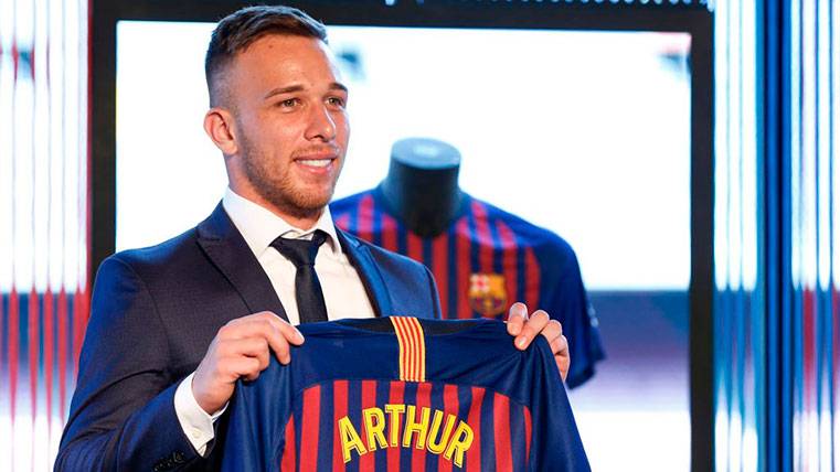 Arthur tenía el sueño de jugar con Iniesta
