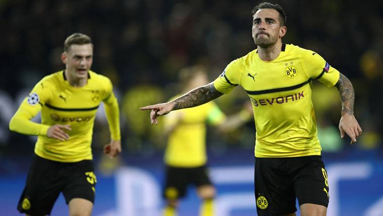 Paco Alcácer, celebrating one of his goals to the Monaco in Champions
