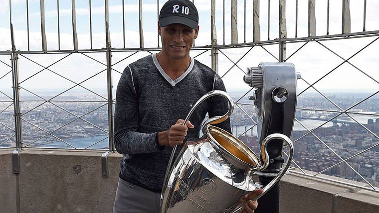 Rivaldo, junto al trofeo de la UEFA Champions League