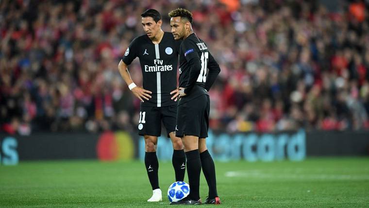 Neymar Jr, junto a Ángel Di María antes de tirar una falta