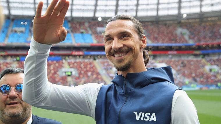 Zlatan Ibrahimovic, saludando antes de un partido con LA Galaxy