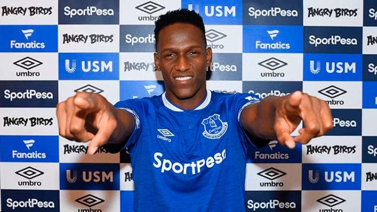 Yerry Mina, during his official presentation with the Everton