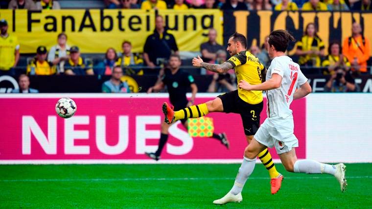 Paco Alcácer anotando un gol con el Borussia Dortmund