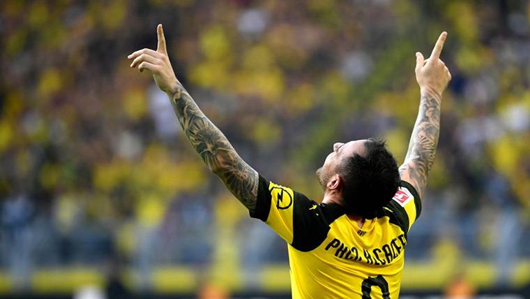Paco Alcácer, celebrating a marked goal with the Borussia Dortmund