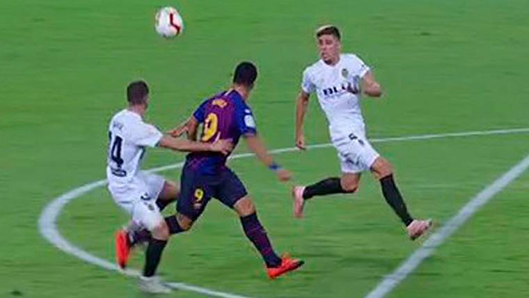 Luis Suárez, derribado en carrera por José Luis Gayá