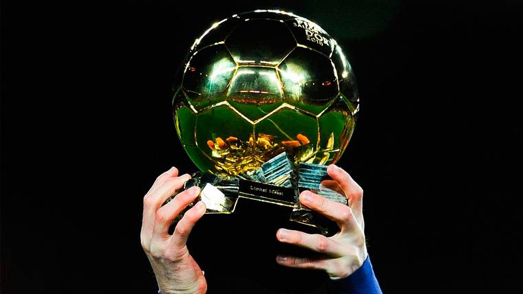 Leo Messi levanta el Balón de Oro en el Camp Nou