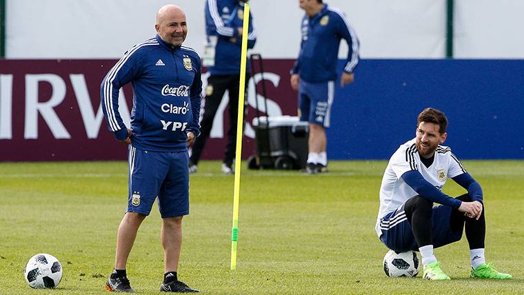 Jorge Sampaoli y Leo Messi en un entrenamiento de la selección de Argentina