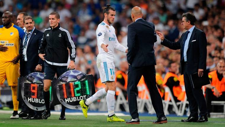 Gareth Bleat and Zinedine Zidane greet  after a replacement
