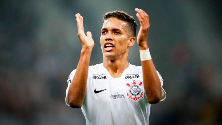 Pedrinho celebra una victoria del Corinthians