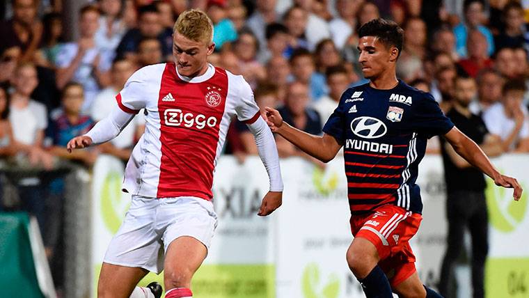 Matthijs de Ligt en un partido con el Ajax