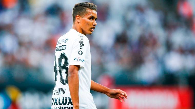 Pedrinho en un partido con el Corinthians
