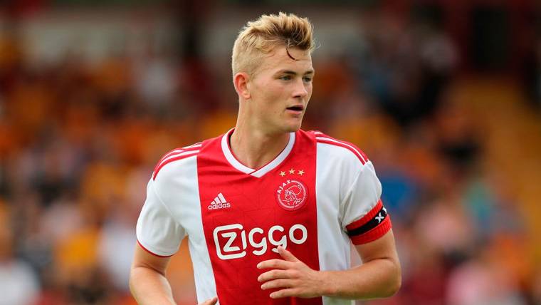 Matthijs de Ligt en un partido con el Ajax