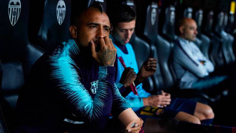Arturo Vidal in the bench of the FC Barcelona