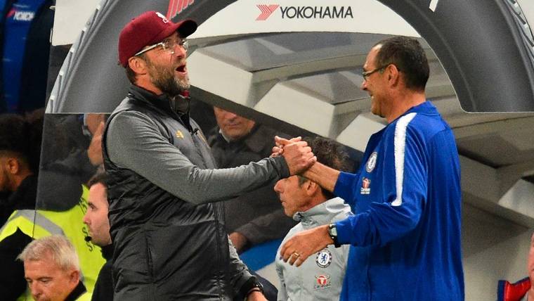 Jürgen Klopp y Maurizio Sarri se saludan antes de un partido de la Premier
