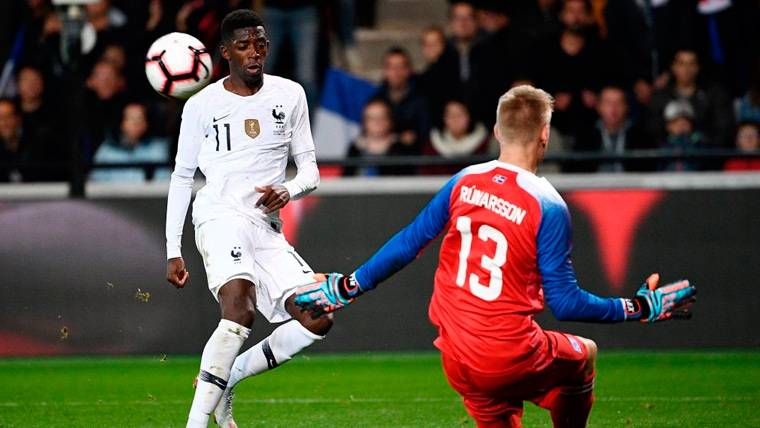 Ousmane Dembélé en un partido con la selección de Francia