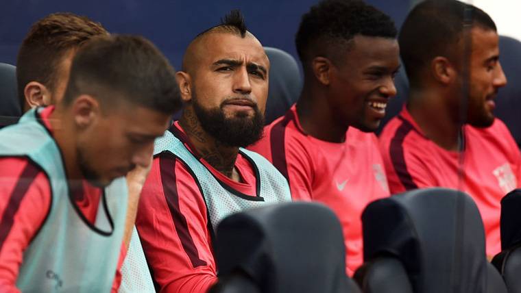 Arturo Vidal, seated in the bench of the FC Barcelona